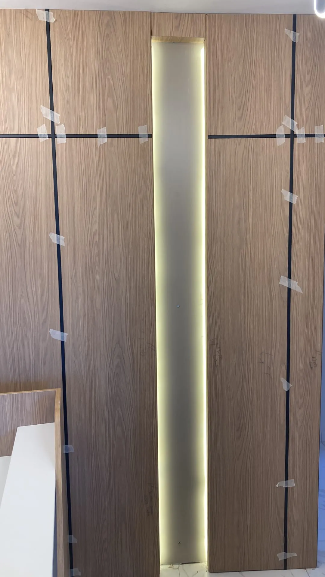 Ahşap panel arkasına gizlenmiş şerit LED aydınlatma detayı